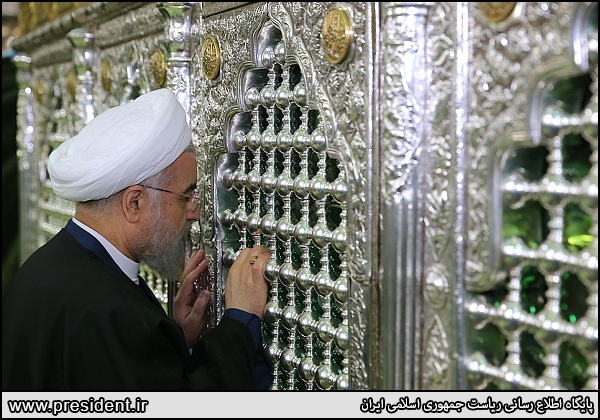 روحانی به زیارت حرم حضرت معصومه رفت(تصویری)