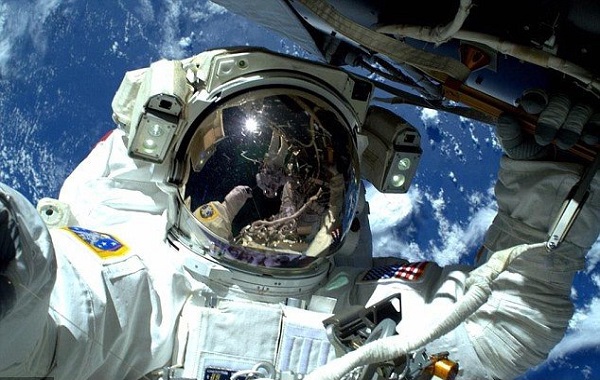 سلفیهای فضانوردان برای مستندسازی کابلکشی در گرانش صفر سلفیهای فضانوردان برای مستندسازی کابلکشی در گرانش صفر