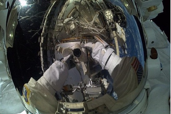 سلفیهای فضانوردان برای مستندسازی کابلکشی در گرانش صفر سلفیهای فضانوردان برای مستندسازی کابلکشی در گرانش صفر