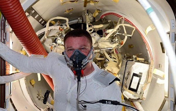 سلفیهای فضانوردان برای مستندسازی کابلکشی در گرانش صفر سلفیهای فضانوردان برای مستندسازی کابلکشی در گرانش صفر