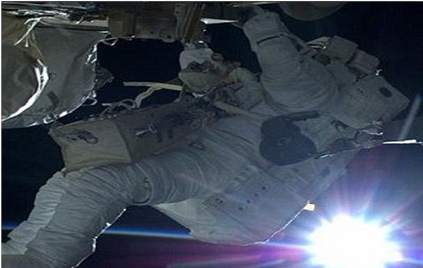 سلفیهای فضانوردان برای مستندسازی کابلکشی در گرانش صفر سلفیهای فضانوردان برای مستندسازی کابلکشی در گرانش صفر