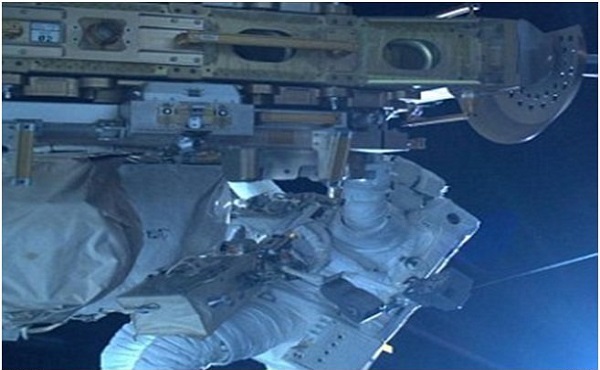 سلفیهای فضانوردان برای مستندسازی کابلکشی در گرانش صفر سلفیهای فضانوردان برای مستندسازی کابلکشی در گرانش صفر