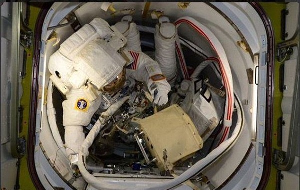 سلفی‌های فضانوردان برای مستندسازی کابل‌کشی در گرانش صفر