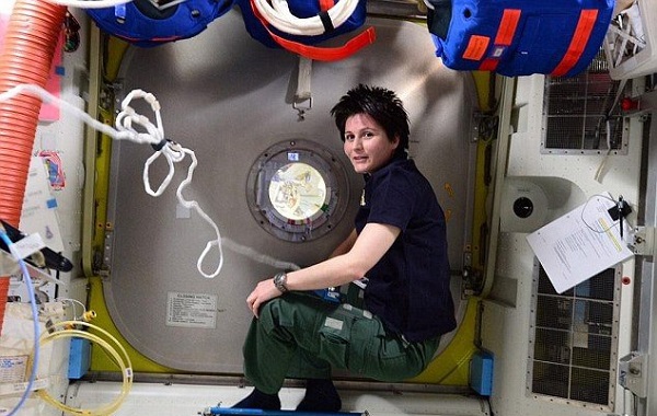 سلفی‌های فضانوردان برای مستندسازی کابل‌کشی در گرانش صفر