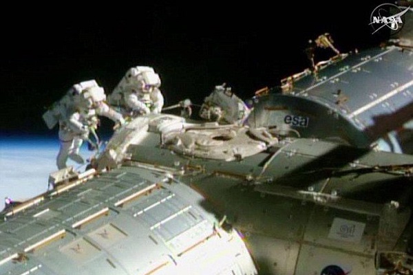 سلفیهای فضانوردان برای مستندسازی کابلکشی در گرانش صفر سلفیهای فضانوردان برای مستندسازی کابلکشی در گرانش صفر