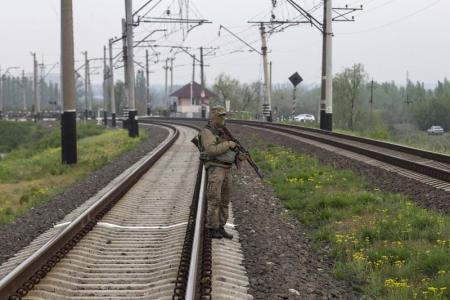 جنگ داخلی در شرق اوکراین: سرنگونی 2 بالگرد ارتش توسط جدایی طلبان / اشغال ساختمان راه آهن و توقف حرکت قطارها