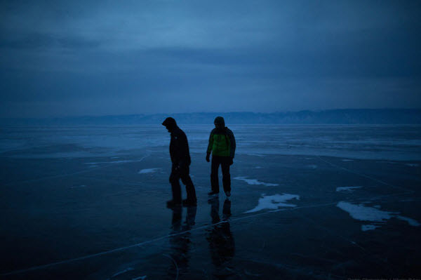 خودرویی روی دریاچه یخ‌زده (عکس)