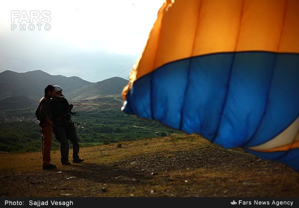 تمرینات پاراگلایدر در ارتفاعات همدان (عکس)