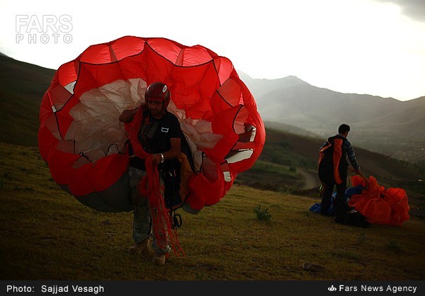 تمرینات پاراگلایدر در ارتفاعات همدان (عکس)