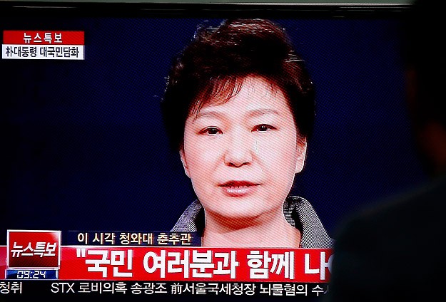 عذرخواهی اشکبار رییس جمهور کره جنوبی از مردم (+عکس)