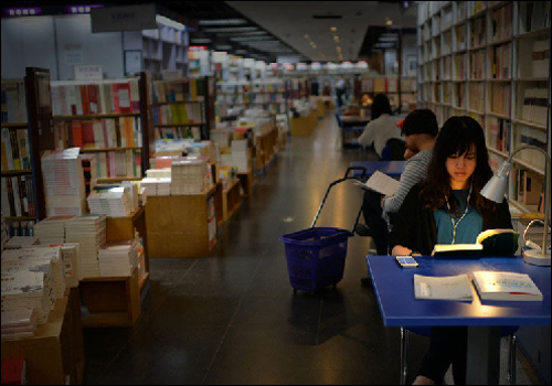 کتاب فروشی بیست و چهار ساعته در چین (عکس)