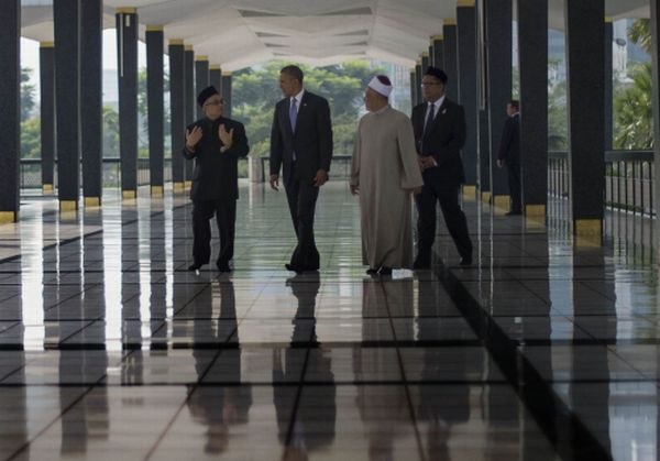 حضور اوباما در مسجد اندونزی (عکس)