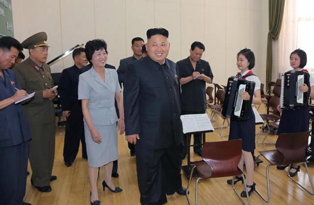 بازدید رهبر کره شمالی از کاخ دانش‌آموزان (عکس)