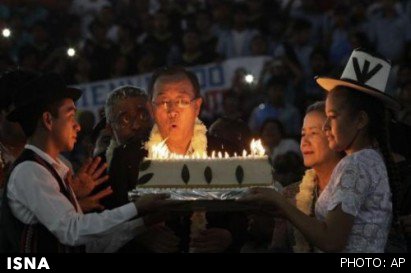 جشن تولد 70 سالگی بان کی مون با کیکی از برگ‌های کوکا (+عکس)