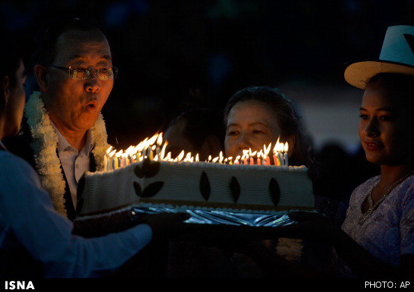 جشن تولد 70 سالگی بان کی مون با کیکی از برگ‌های کوکا (+عکس)