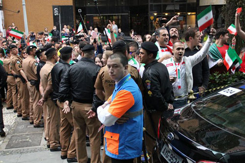 تجمع هواداران ایرانی مقابل هتل تیم ملی (عکس)