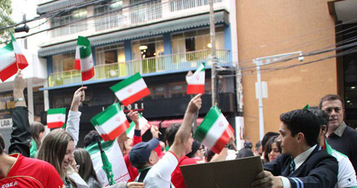 تجمع هواداران ایرانی مقابل هتل تیم ملی (عکس)