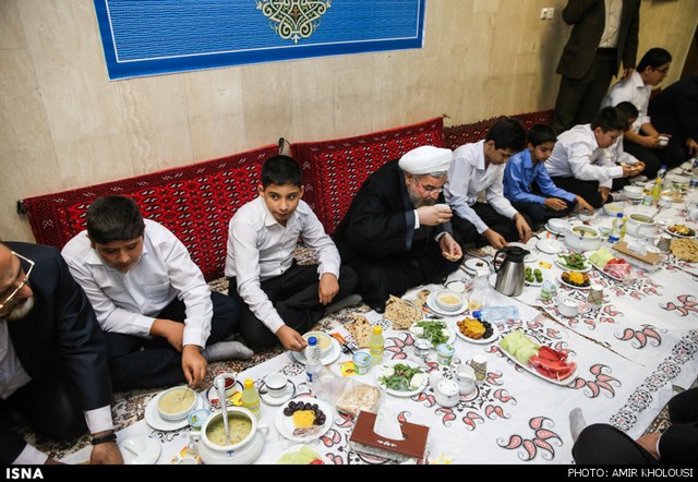 مراسم افطار روحانی در جمع ایتام (عکس)