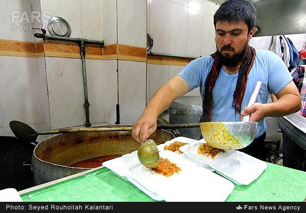 تهیه و توزیع افطاری در حسینیه قم (عکس)