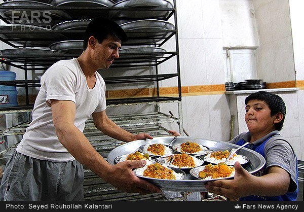 تهیه و توزیع افطاری در حسینیه قم (عکس)