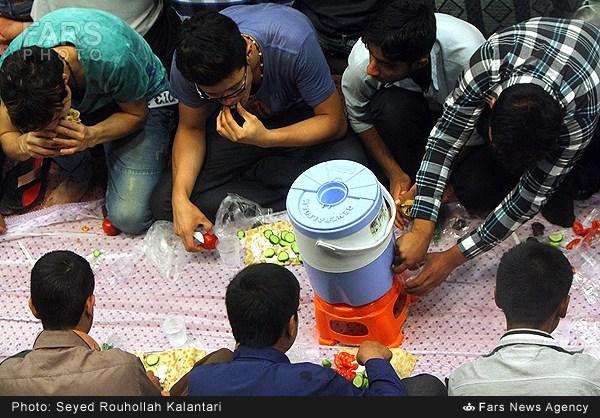 تهیه و توزیع افطاری در حسینیه قم (عکس)