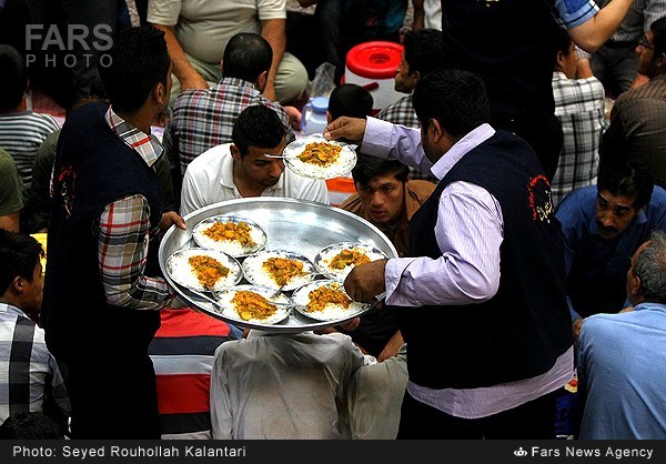 تهیه و توزیع افطاری در حسینیه قم (عکس)