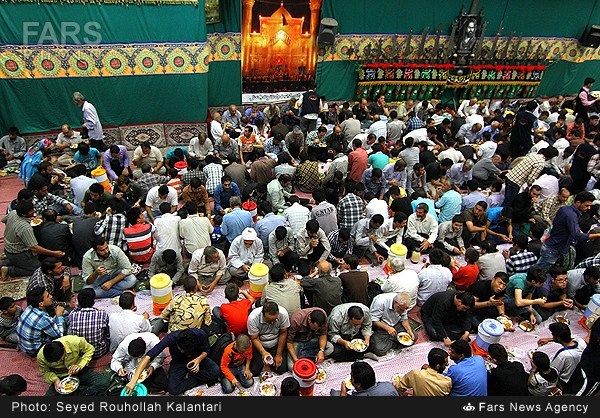 تهیه و توزیع افطاری در حسینیه قم (عکس)