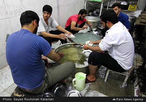 تهیه و توزیع افطاری در حسینیه قم (عکس)