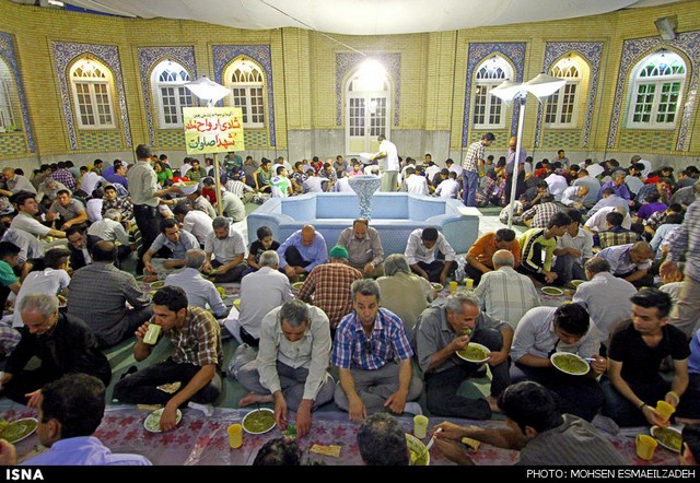 سفره‌ ی افطار در مشهد (عکس)