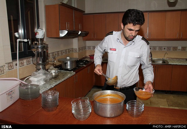 با آتشنشانان در ماه مبارک رمضان - مشهد (عکس)
