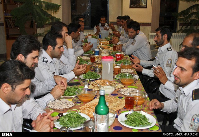 با آتشنشانان در ماه مبارک رمضان - مشهد (عکس)