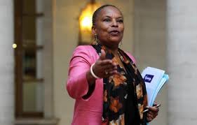 9 ماه زندان و جریمه چون به وزیر رنگین پوست گفت میمون 9 ماه زندان و جریمه چون به وزیر رنگین پوست گفت میمون