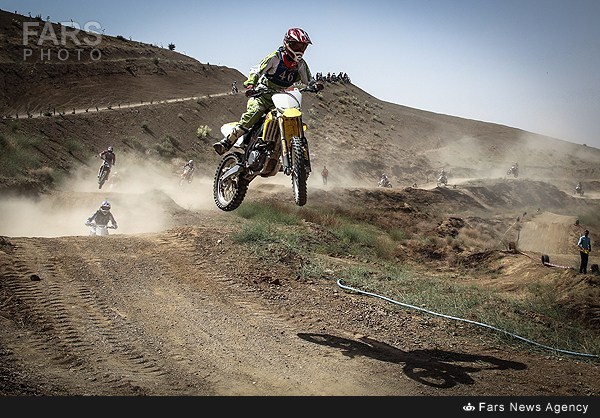 مسابقات موتورکراس در تهران (عکس)