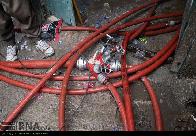 مهار آتش سوزی در بازار تهران (عکس)