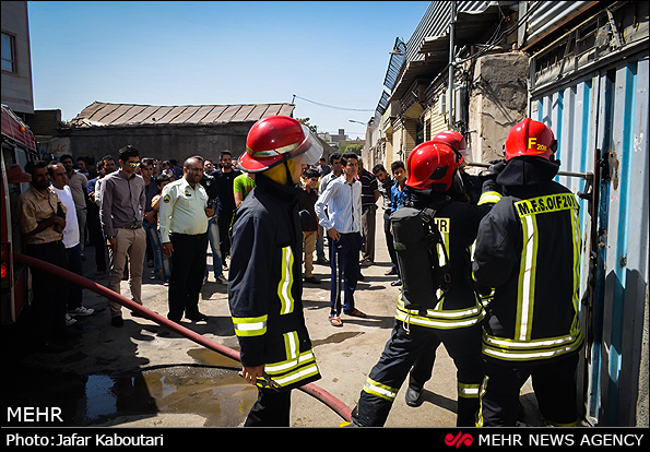 آتش سوزی در انبار لوازم یدکی خودرو - مشهد (عکس)