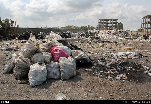 دپوی زباله‌ها در ساحل مازندران (عکس)