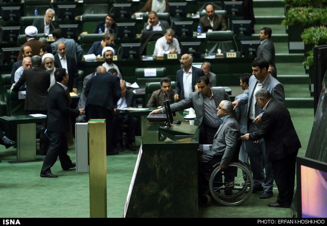 حاشیه هایی از جلسه استیضاح وزیر علوم (عکس)