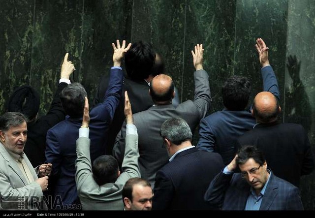 حاشیه هایی از جلسه استیضاح وزیر علوم (عکس)