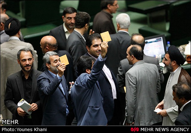 حاشیه هایی از جلسه استیضاح وزیر علوم (عکس)