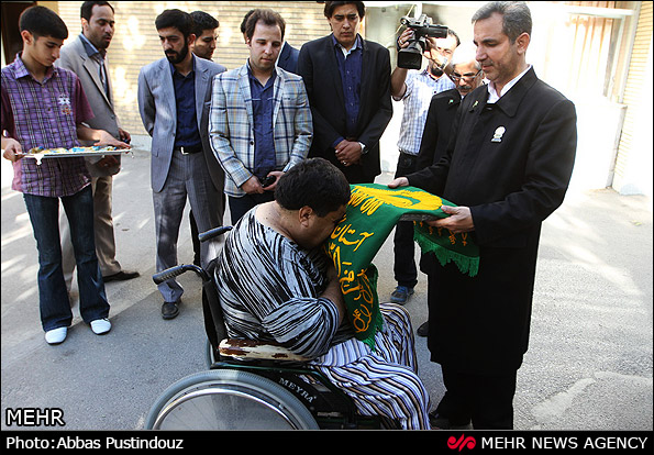 عیادت بیماران با پرچم حرم امام رضا (عکس)