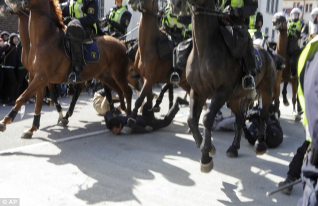 پلیس سوئد هم عصبانی می شود (+عکس)