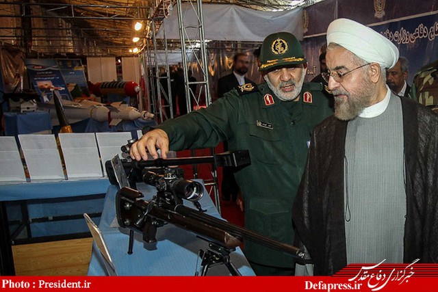 بازدید روحانی از نمایشگاه وزارت دفاع (عکس)