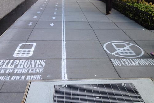 پیاده رو مخصوص افراد معتاد به موبایل! (عکس) پیاده رو مخصوص افراد معتاد به موبایل! (عکس)