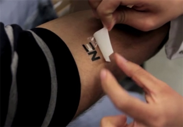 شارژ تلفن همراه با عرق بدن شارژ تلفن همراه با عرق بدن