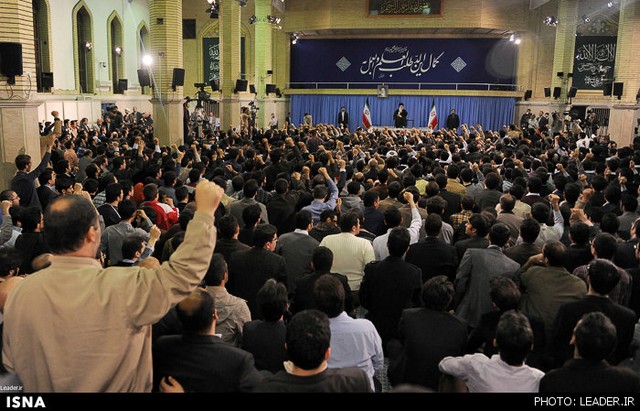 دیدار نخبگان با رهبری (عکس)