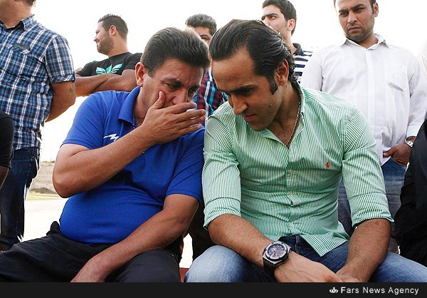 حرف های درگوشی آبی ها با علی کریمی+(عکس)