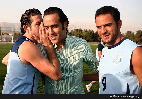 حرف های درگوشی آبی ها با علی کریمی+(عکس)