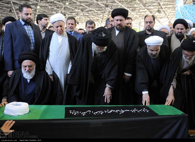 اقامه نماز رهبر انقلاب بر پیکر آیت‌الله مهدوی کنی (+عکس)