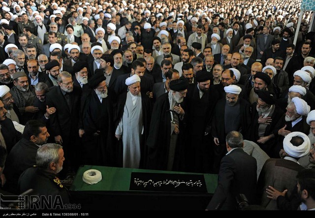 اقامه نماز رهبر انقلاب بر پیکر آیت‌الله مهدوی کنی (+عکس)