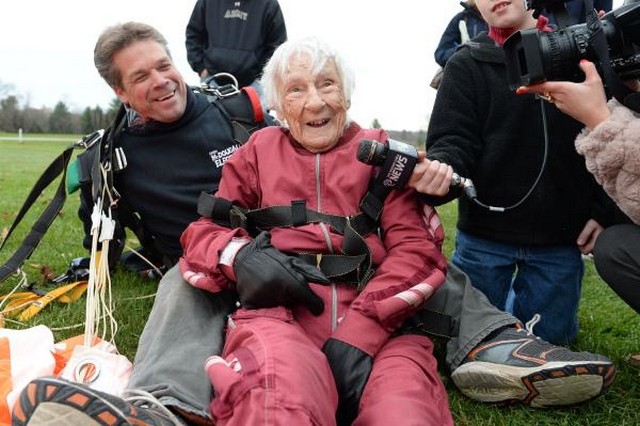 پرش پیرزن 100 ساله از هلیکوپتر (عکس)